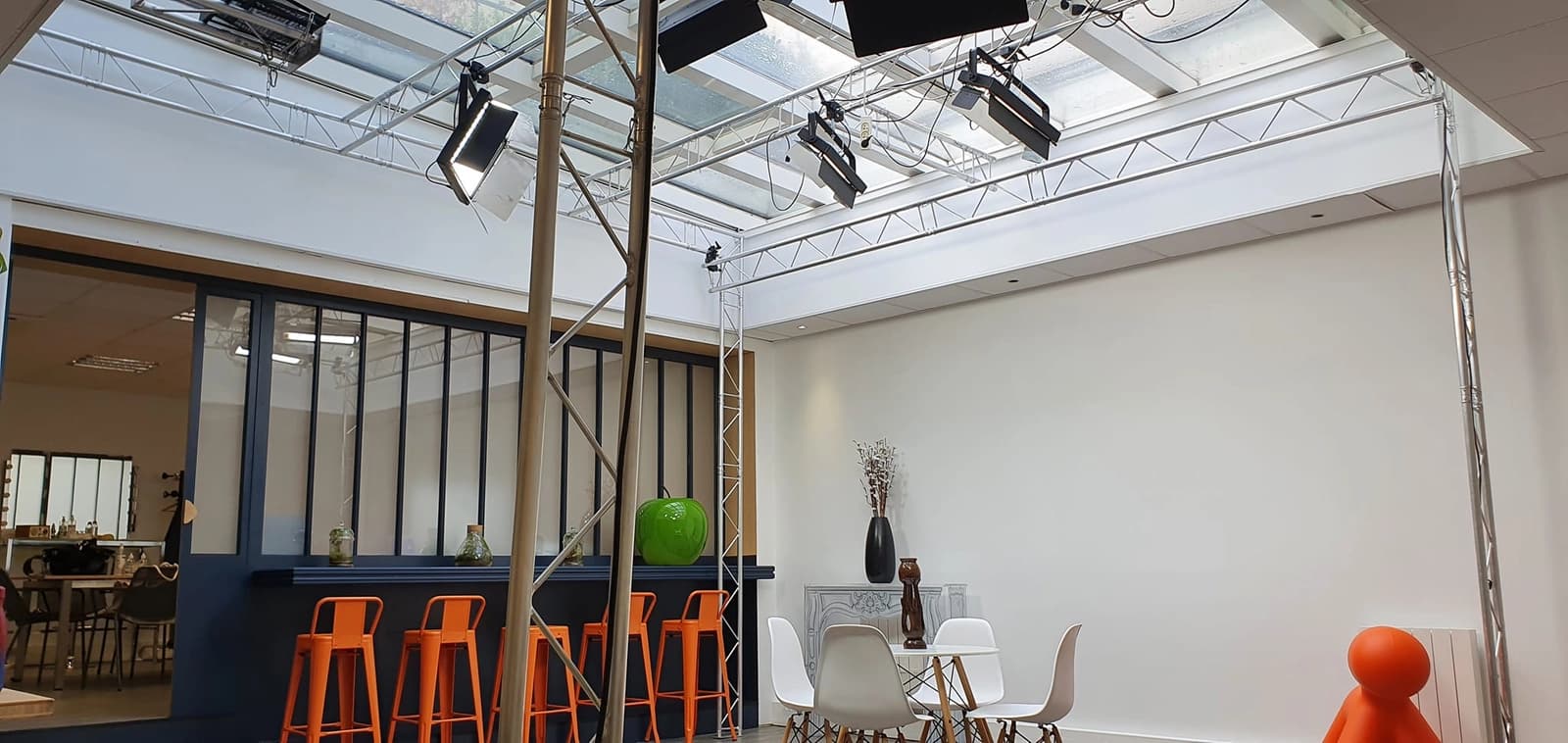 Salle de réunion dans Votre espace de tournage vidéo professionnel équipé - 1