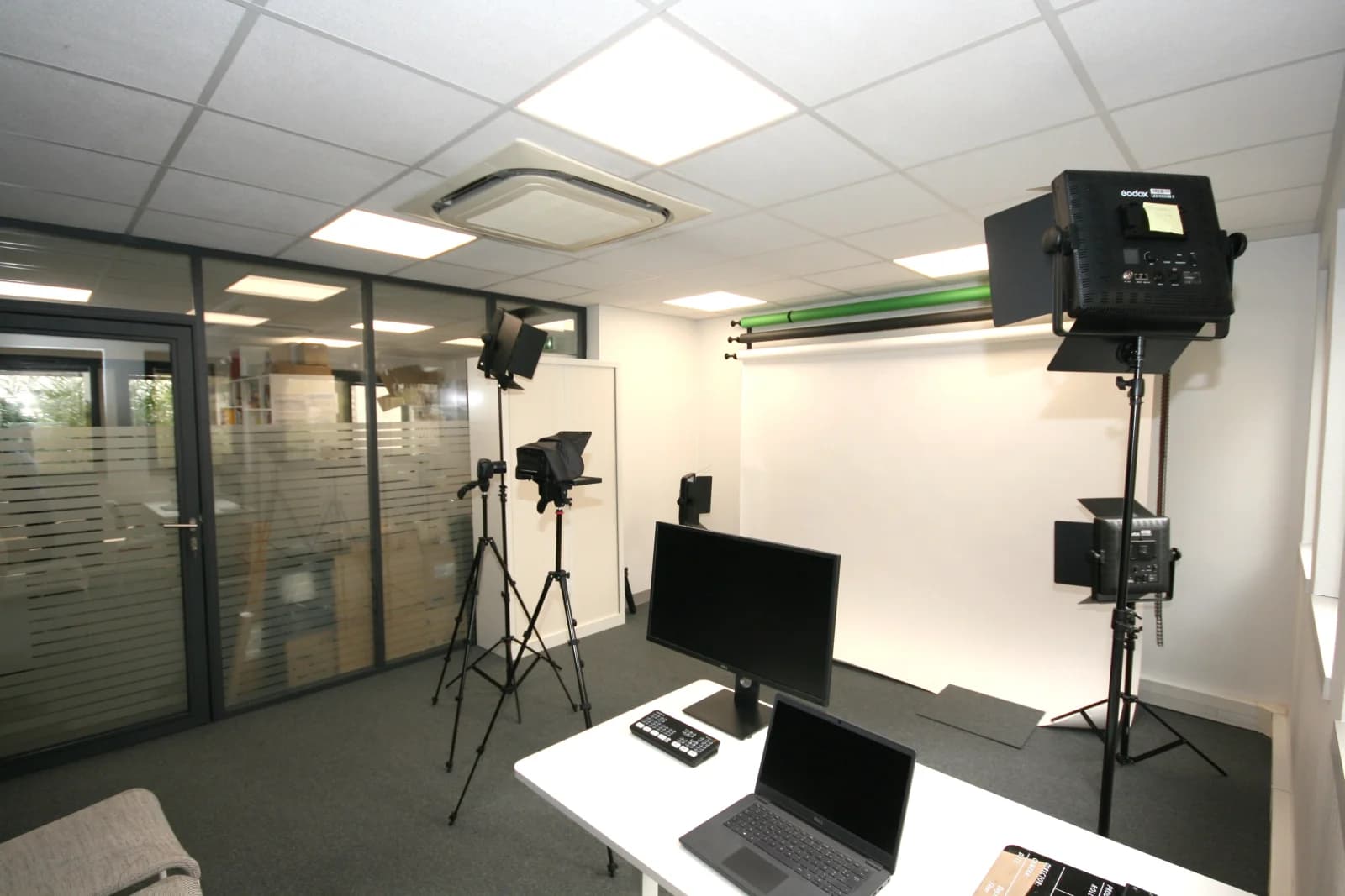Space Fully equipped video or podcast studio - 2