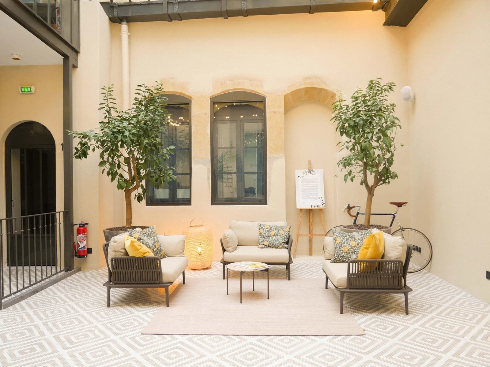 Salon dans Le Jardin d'Hiver: une oasis de verdure et de lumière - 1