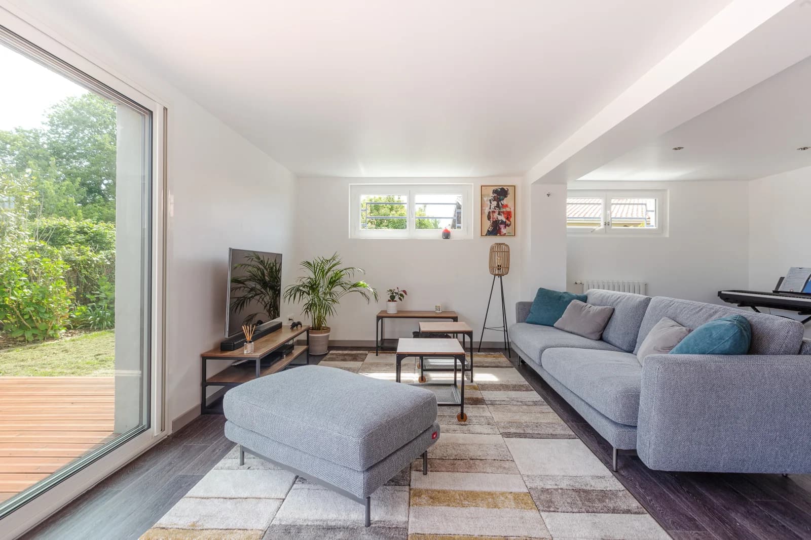 Living room in first floor of a spacious house with swimming pool - 1