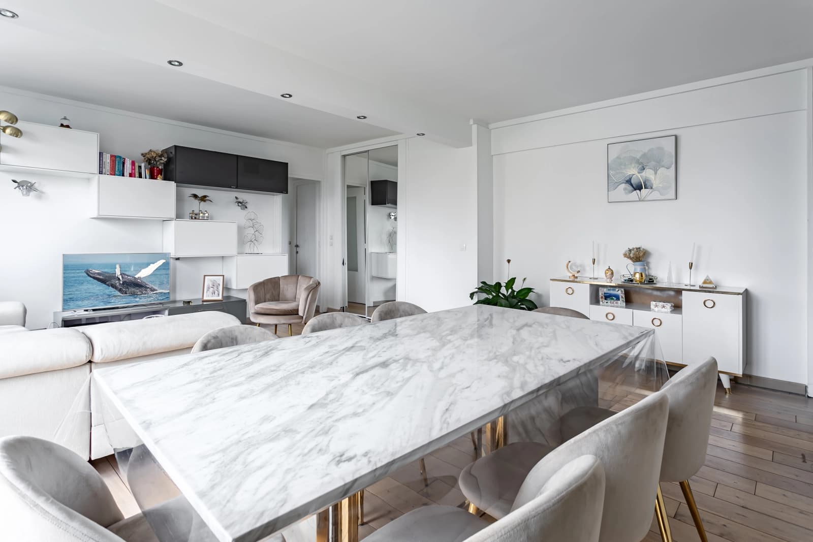 Space Beautiful, bright, uncluttered apartment - 1