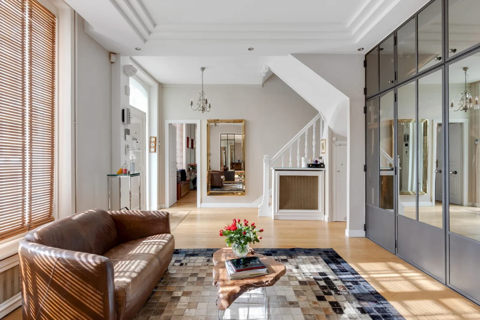 Salon dans Villa des Chênes Verts: élégance et nature préservée - 1