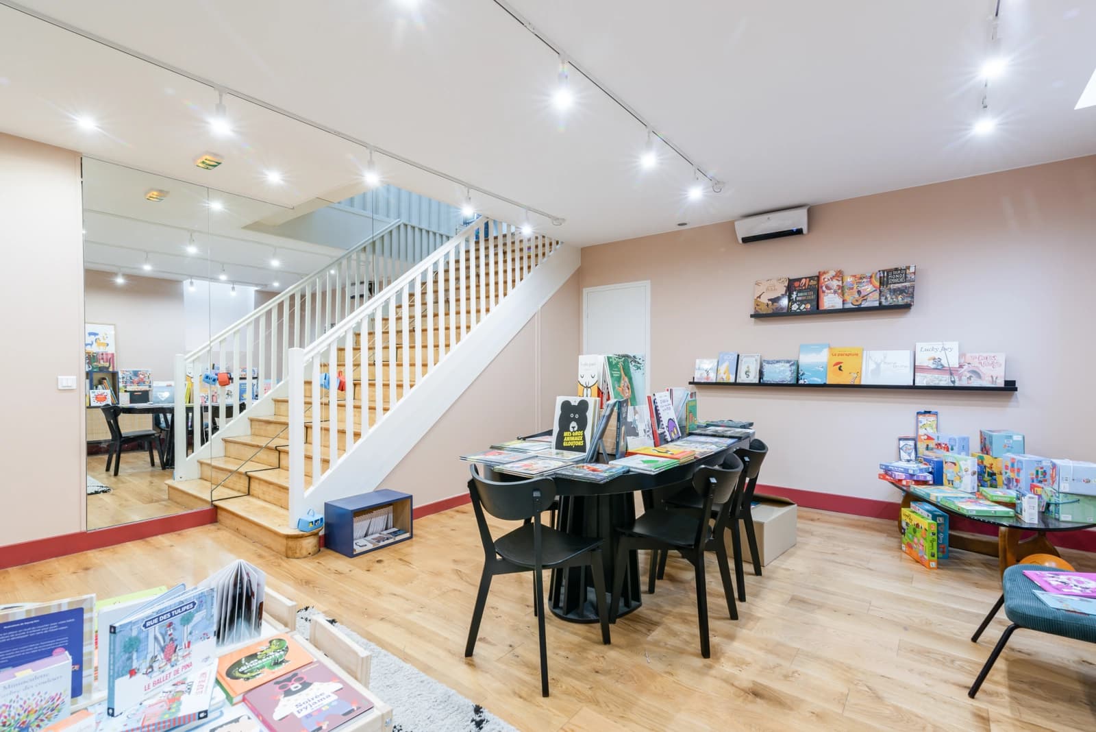 Salle de réunion dans Appartement littéraire: un refuge pour les amoureux des mots - 1