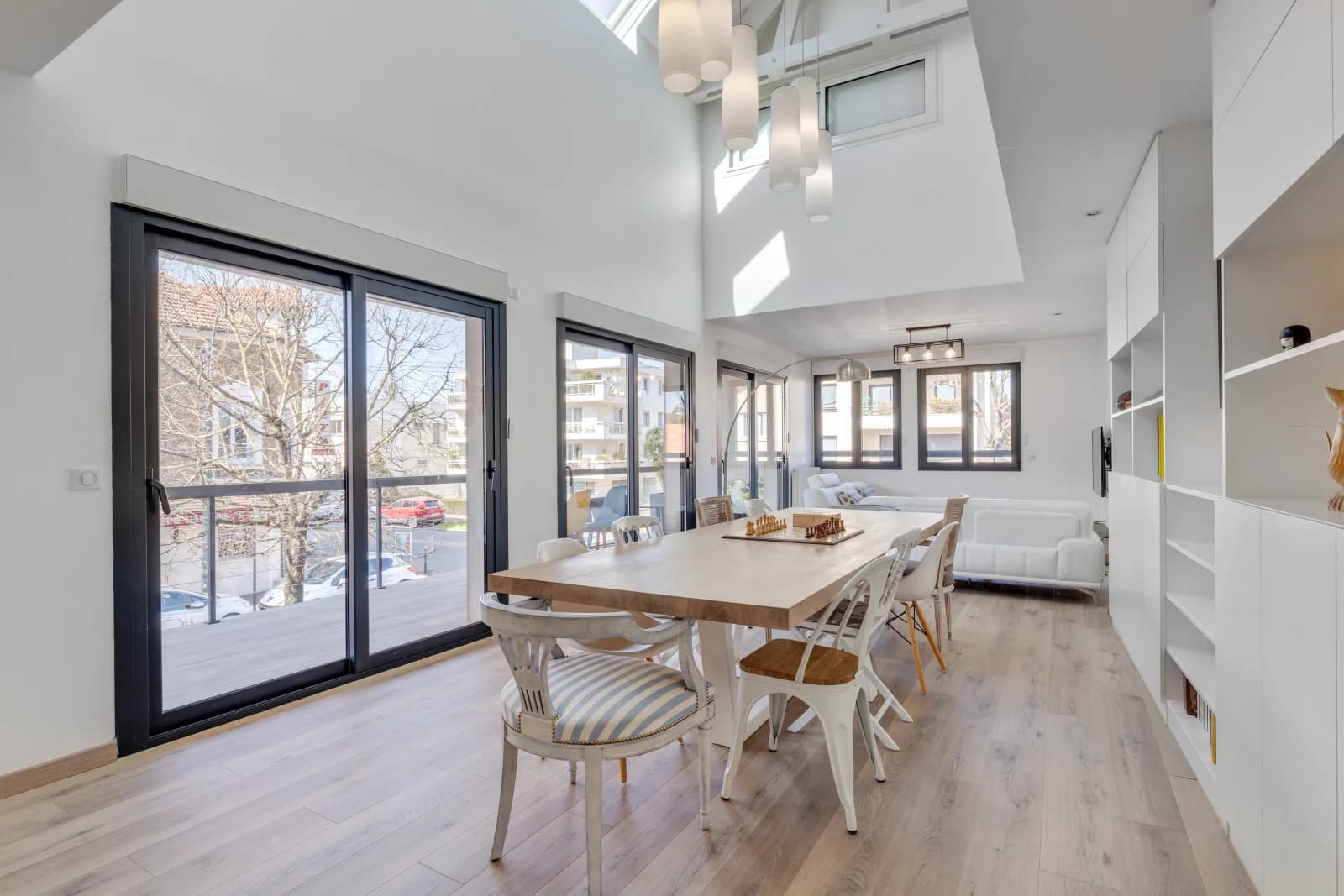 Salle de réunion dans Salon au design épuré, une élégance minimaliste - 1