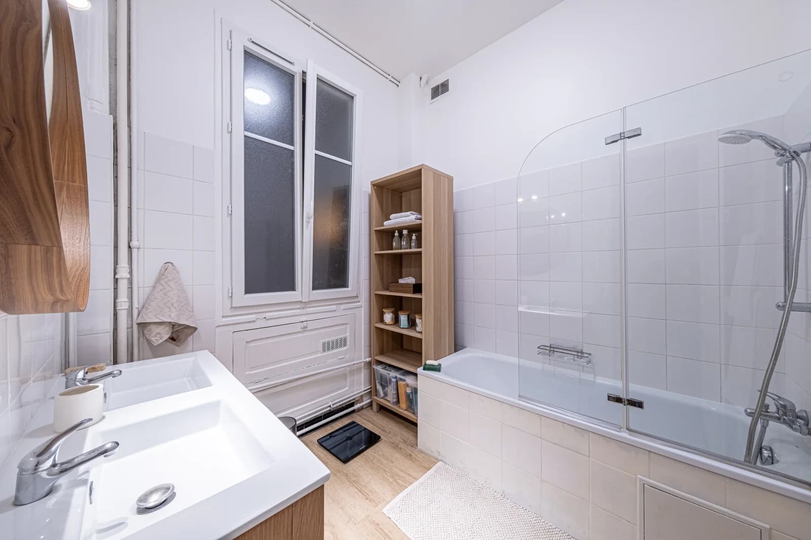 Space Haussmannian apartment overlooking tree-lined square - 4