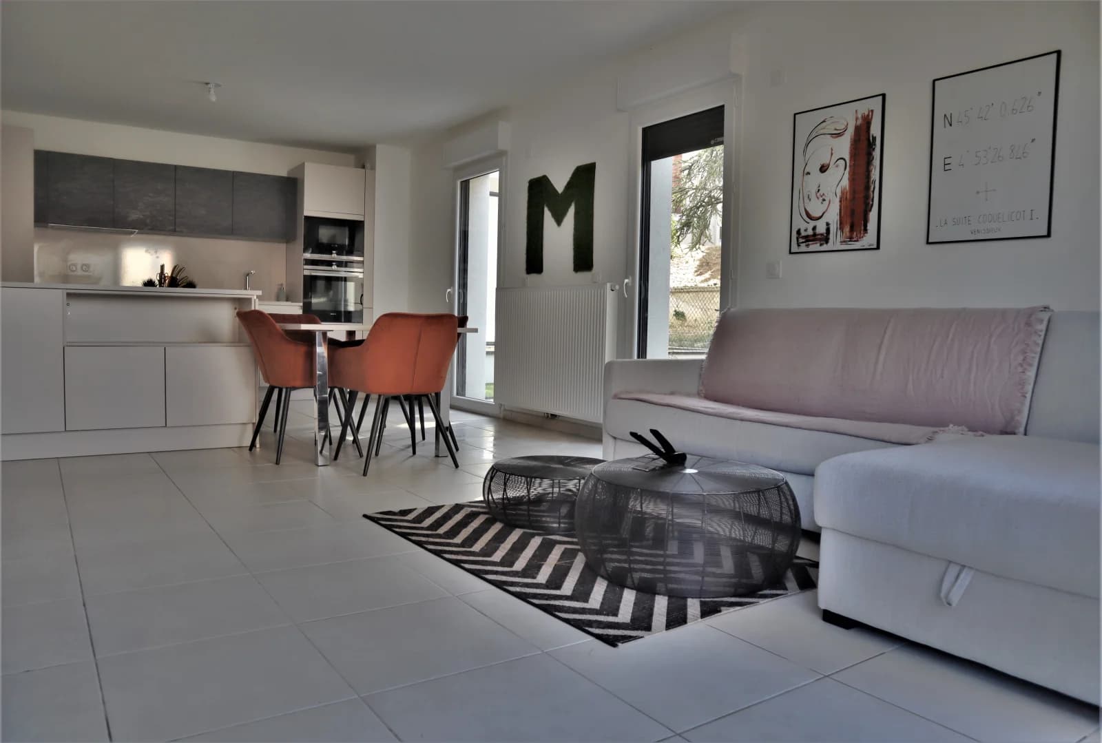 Living room in The "M" Suite - 1