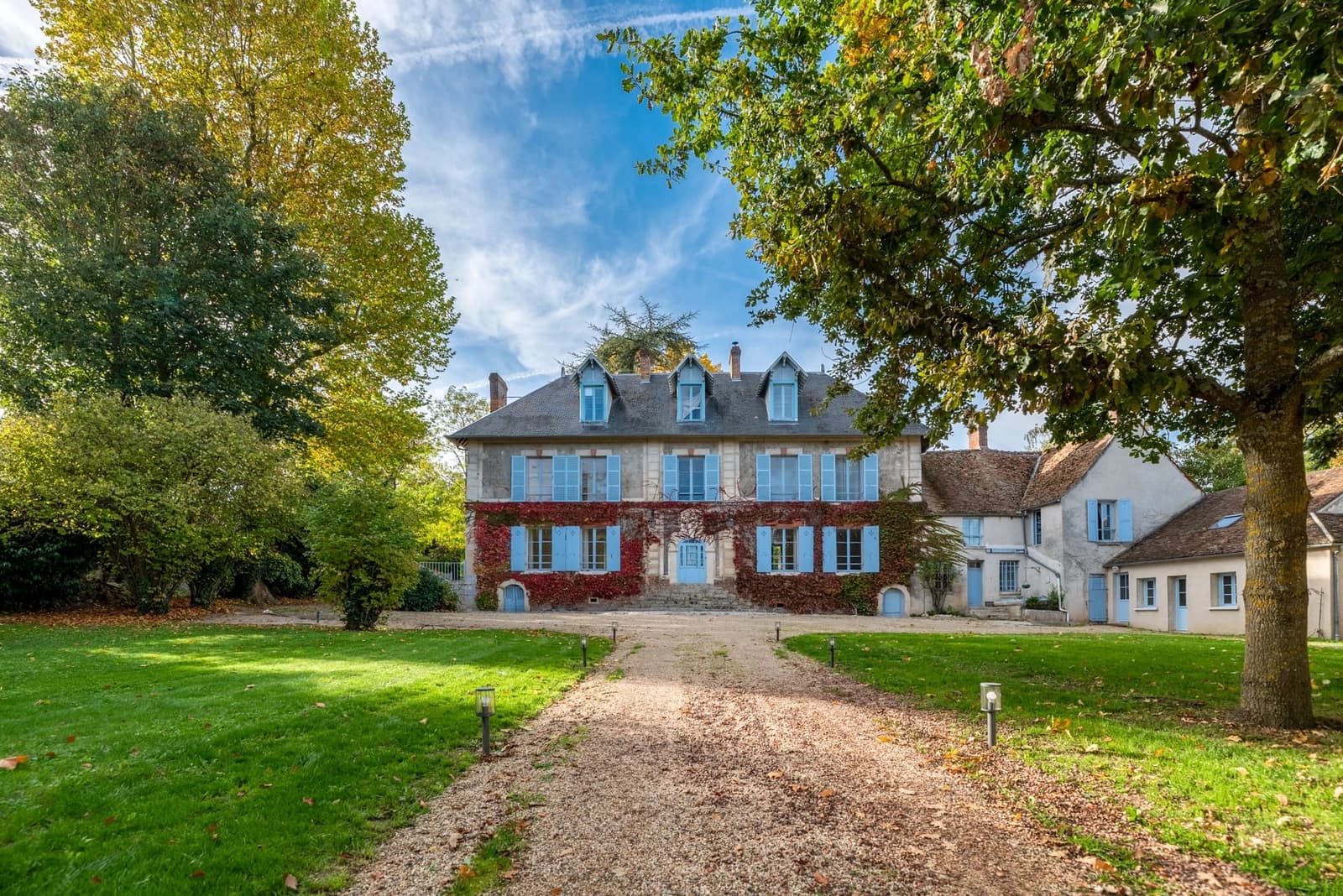 Manoir de prestige avec son vaste jardin paysager