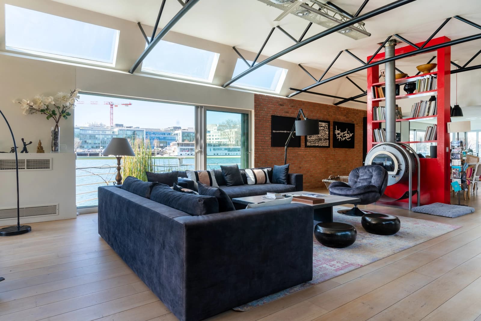 Salon dans Loft sur l'eau, une expérience de vie insolite - 1