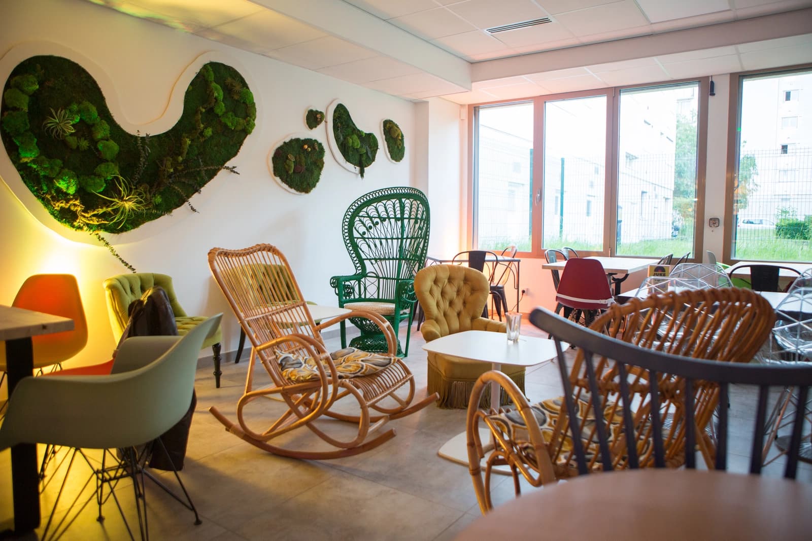 Café atypique à l'atmosphère unique et conviviale