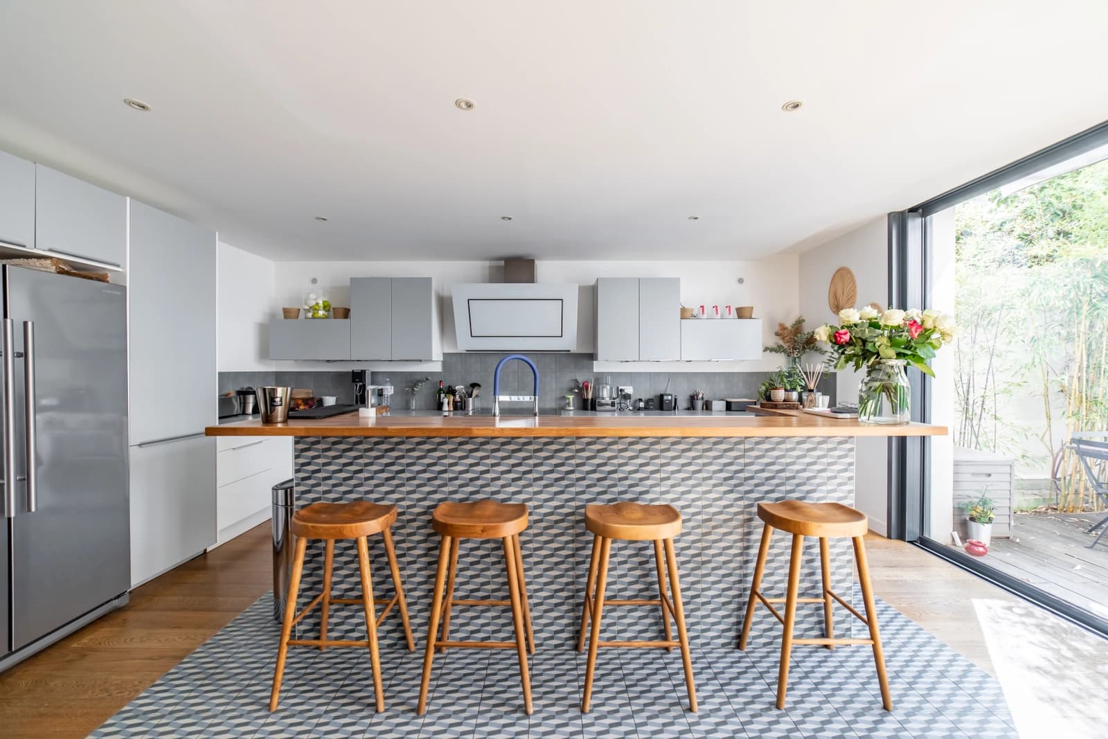 Kitchen in Atypical surface with swimming pool and glass roof - 1