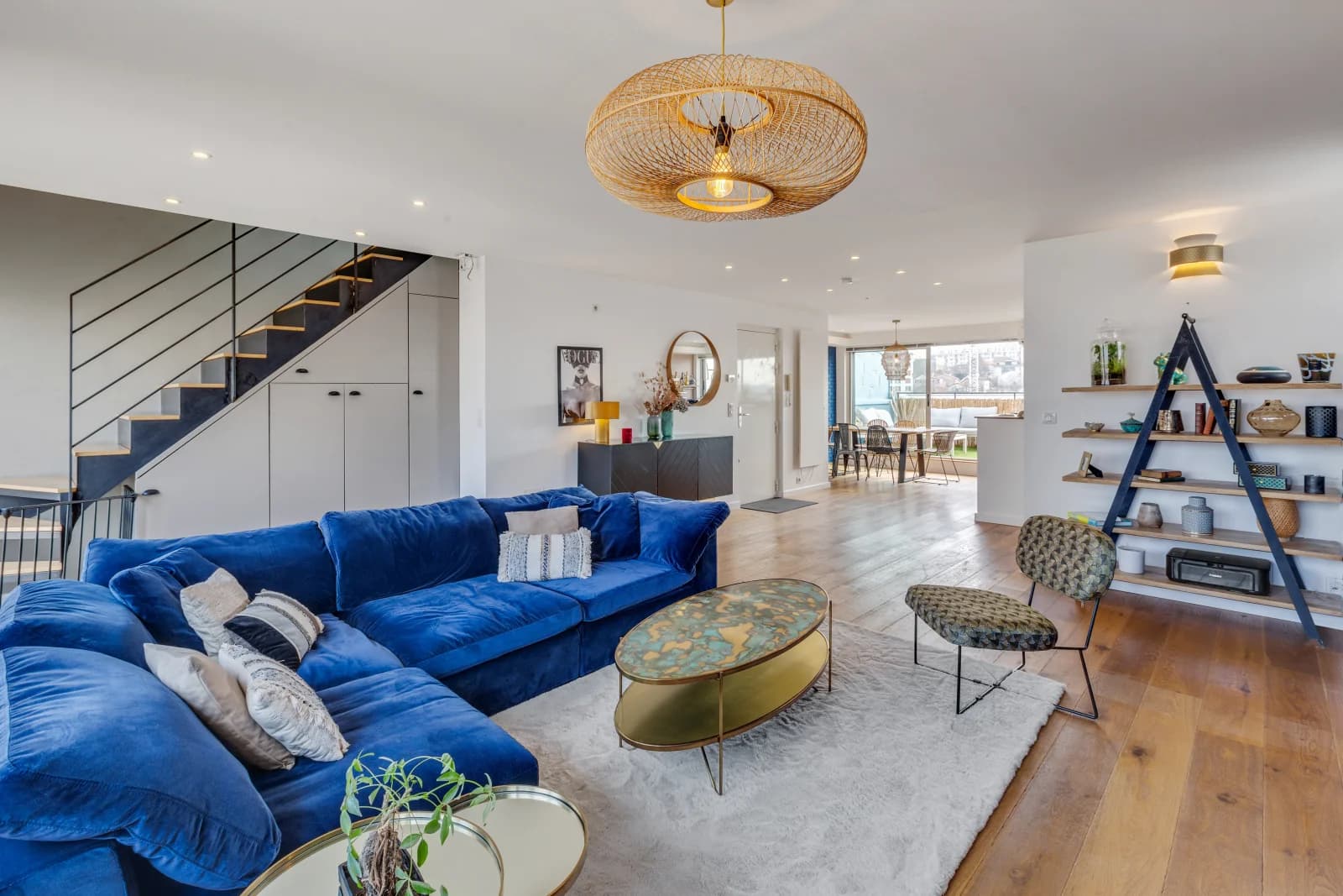 Salon dans Magnifique duplex lumineux, un espace de vie unique - 1