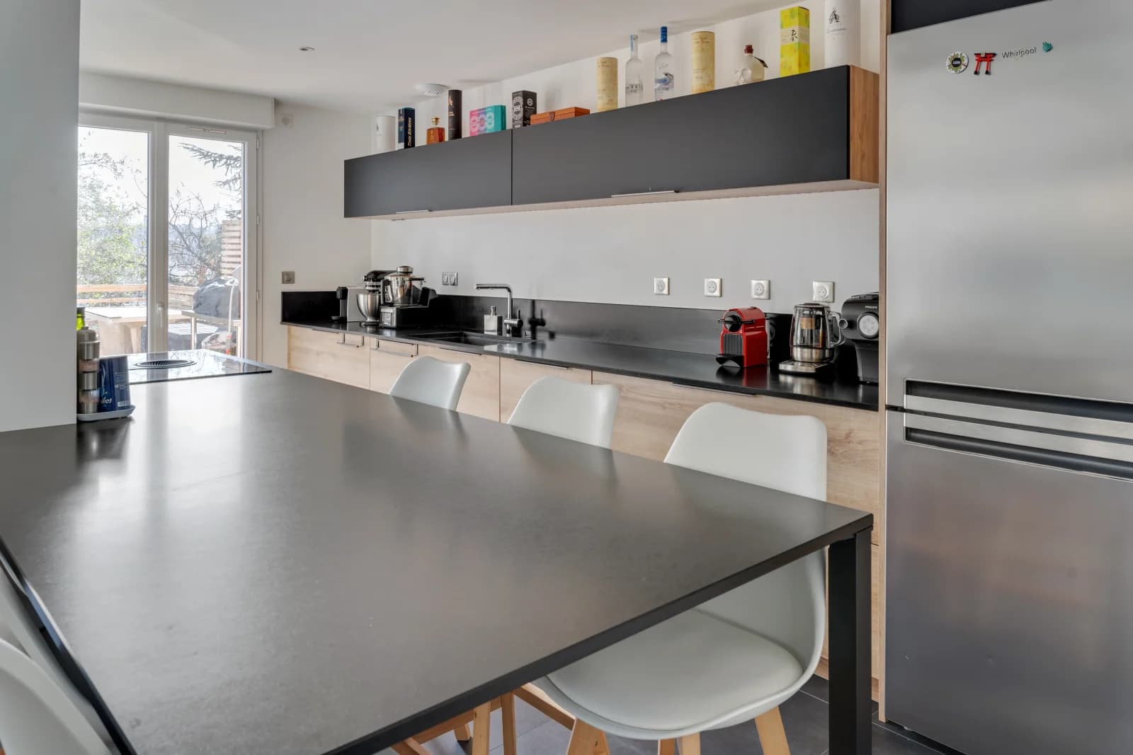 Cuisine dans Vue panoramique depuis la terrasse d'un étage moderne - 1