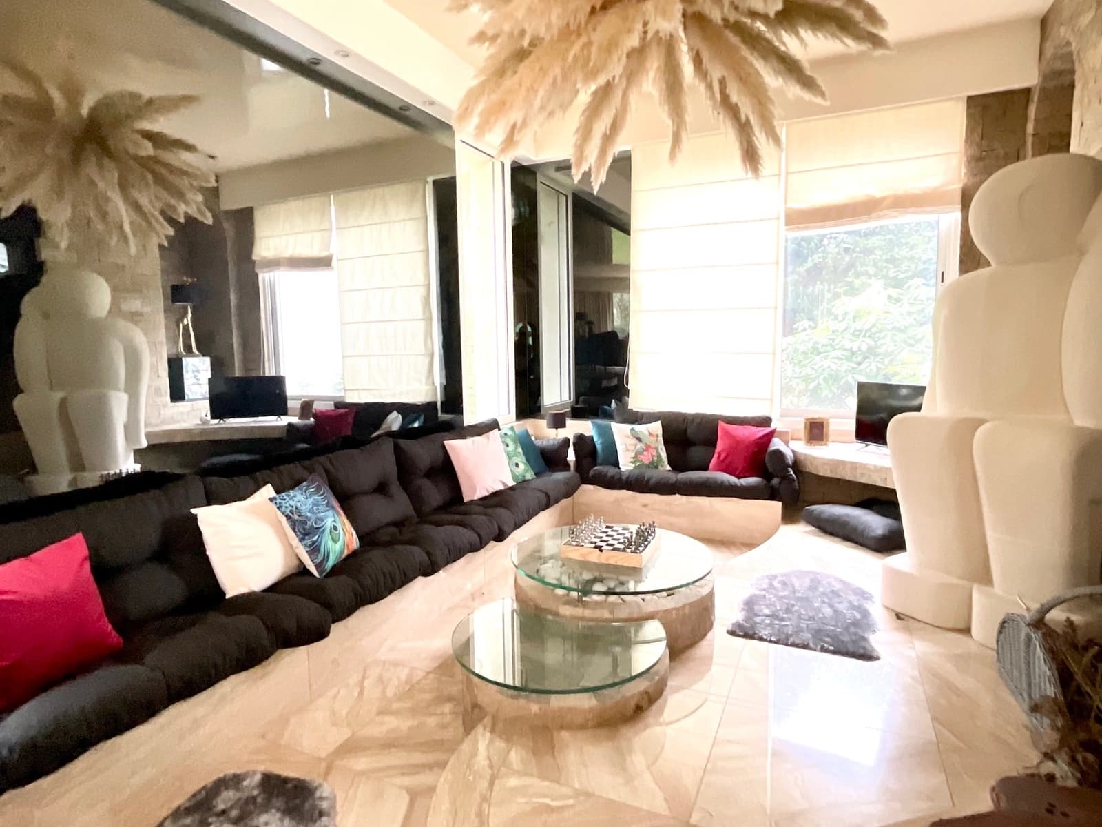 Salon dans Vaste maison avec une piscine couverte et chauffée - 1