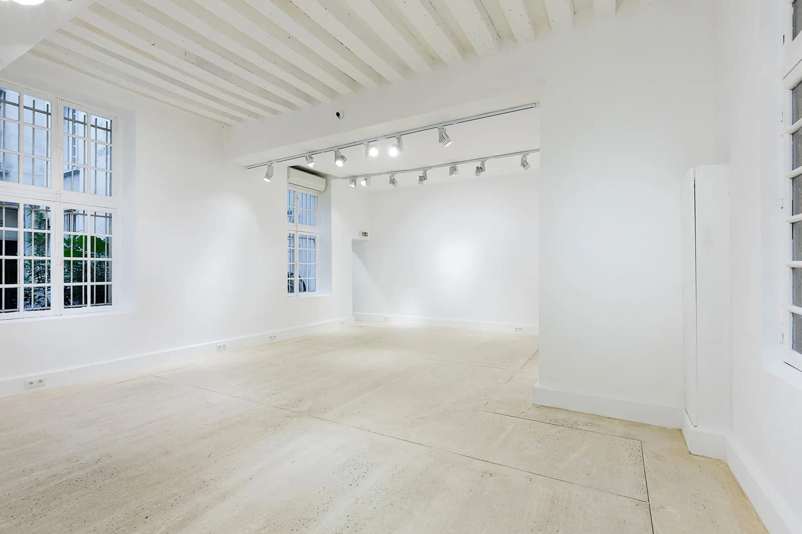 Galerie d'art épurée, un espace blanc et intimiste