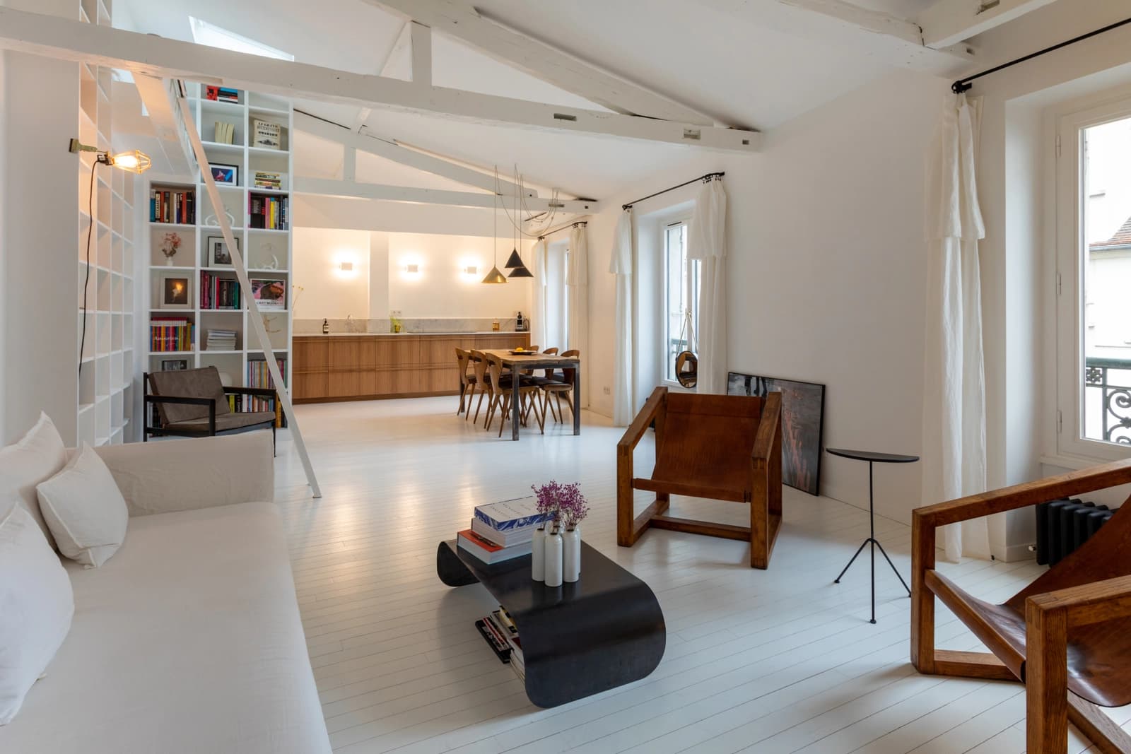 Salon dans Appartement au chic épuré, une élégance discrète - 1