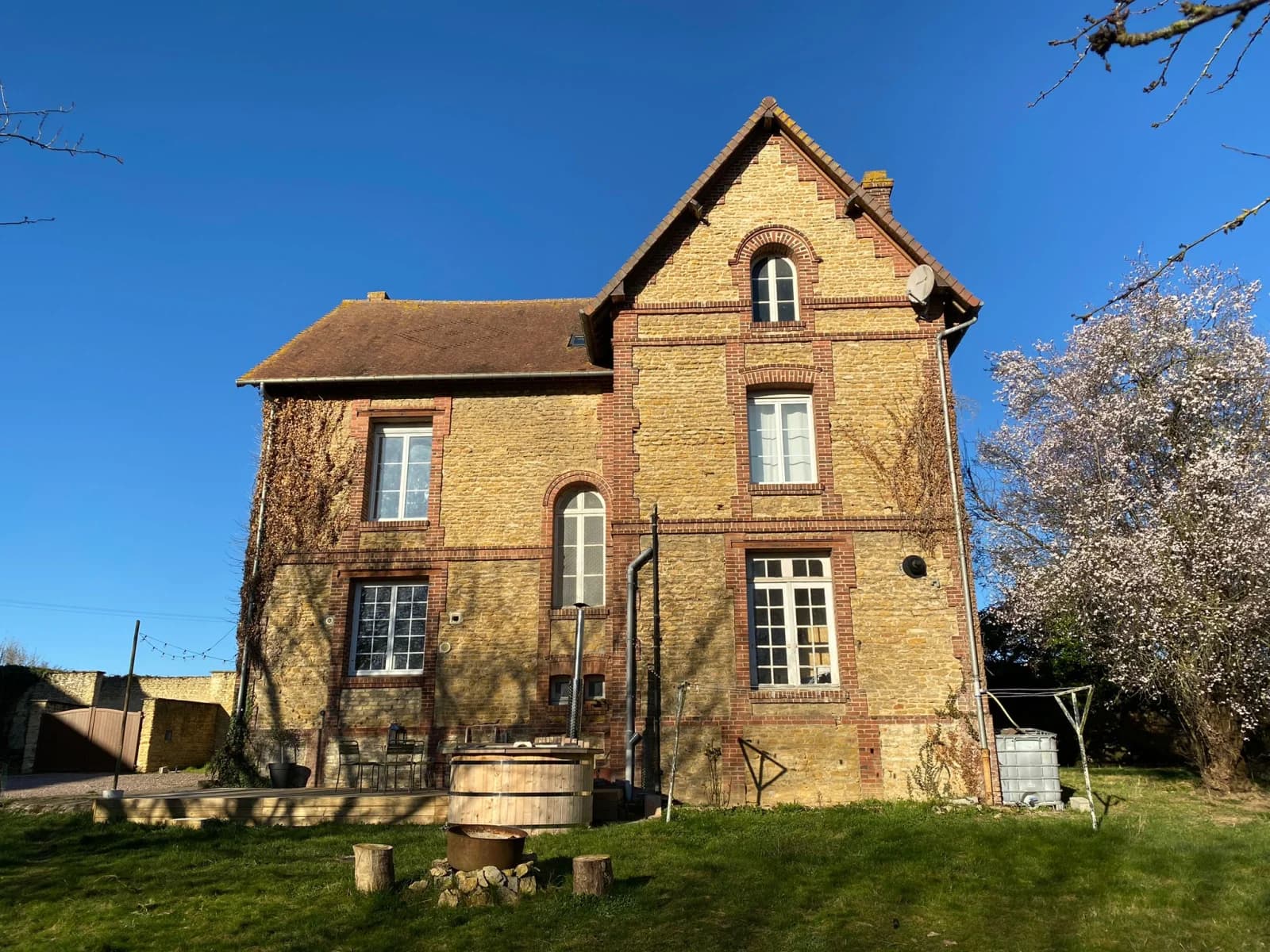 Maison de maître avec vaste jardin arboré