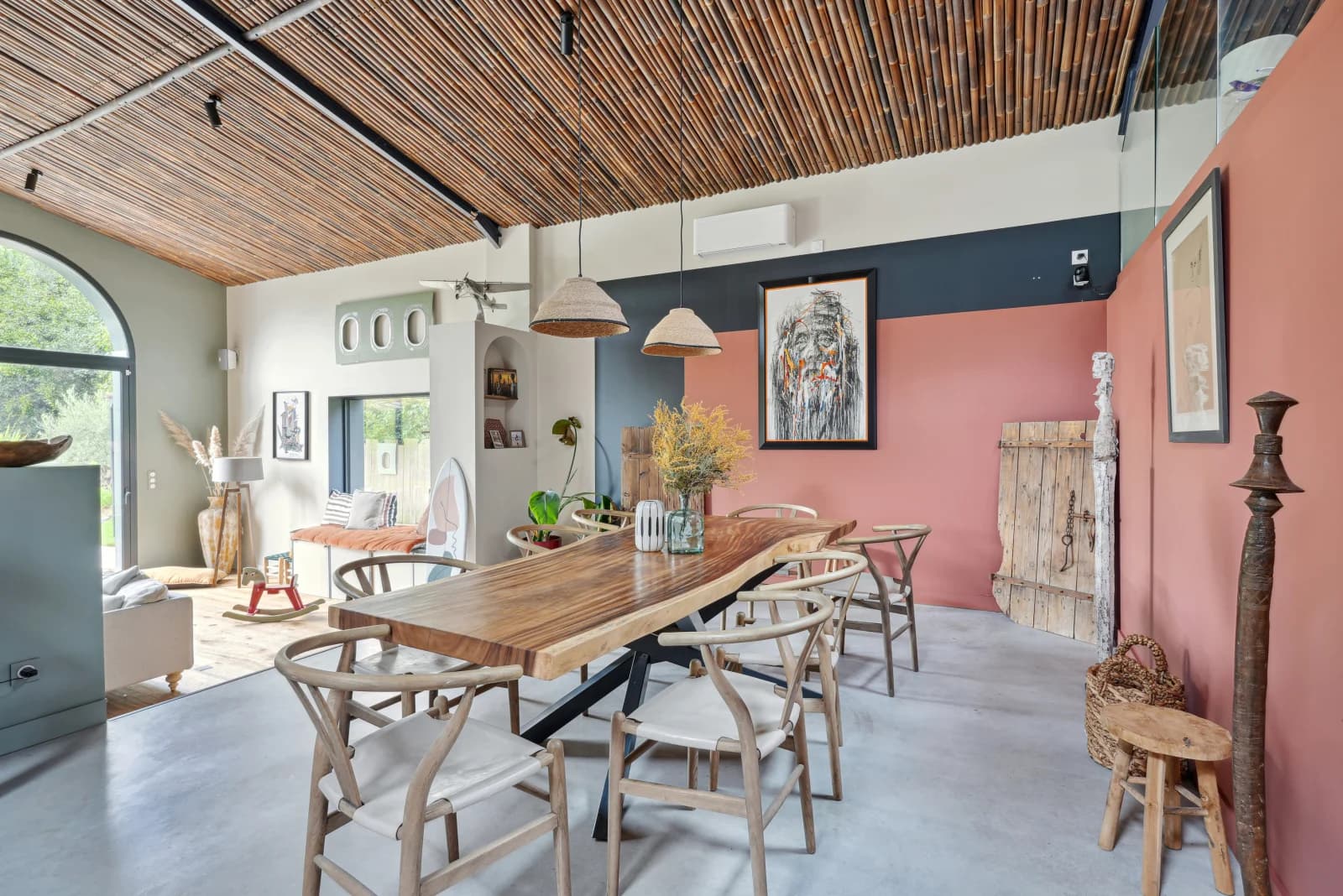 Maison style balinais avec jardin luxuriant