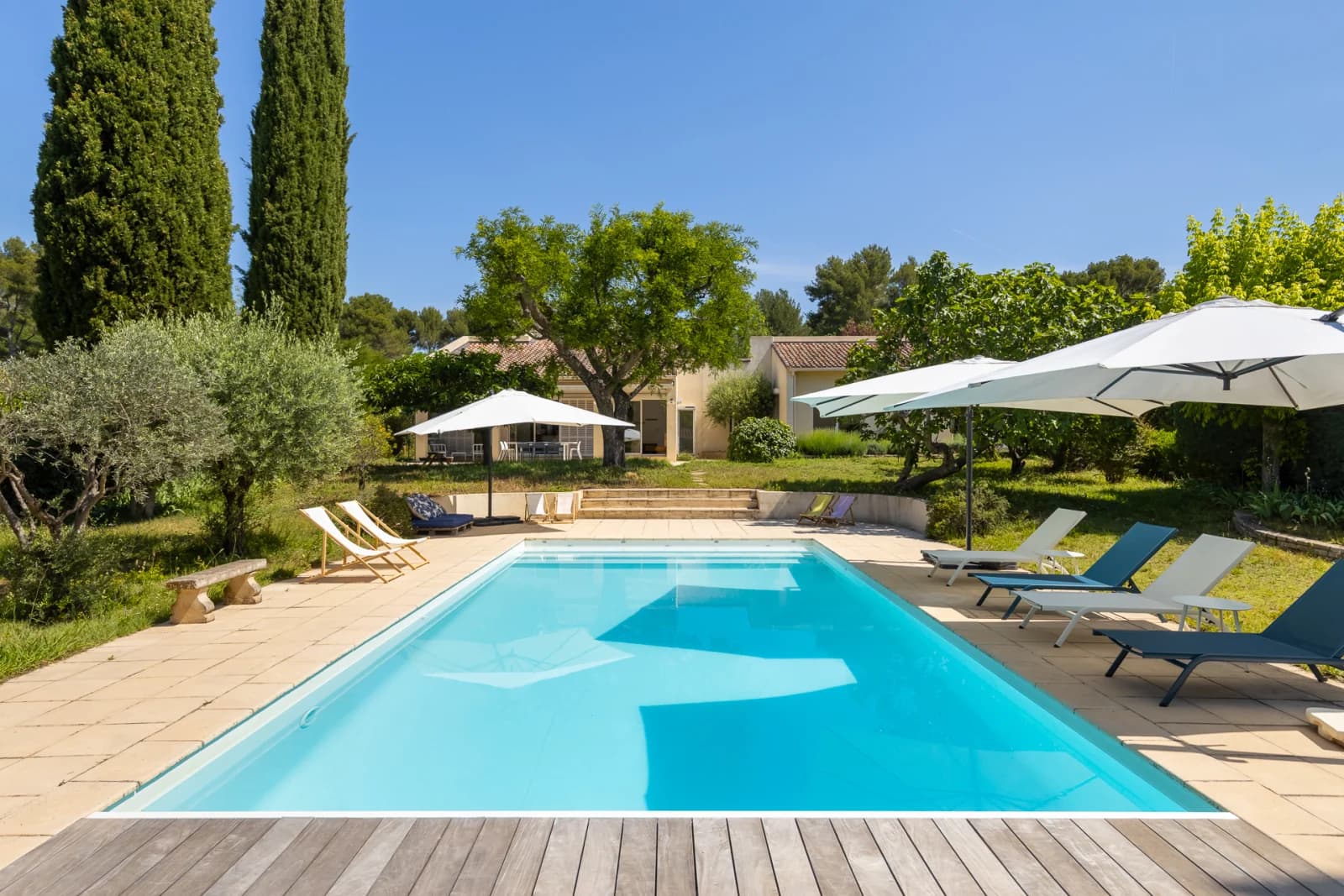 Maison provençale au pied des collines ensoleillées