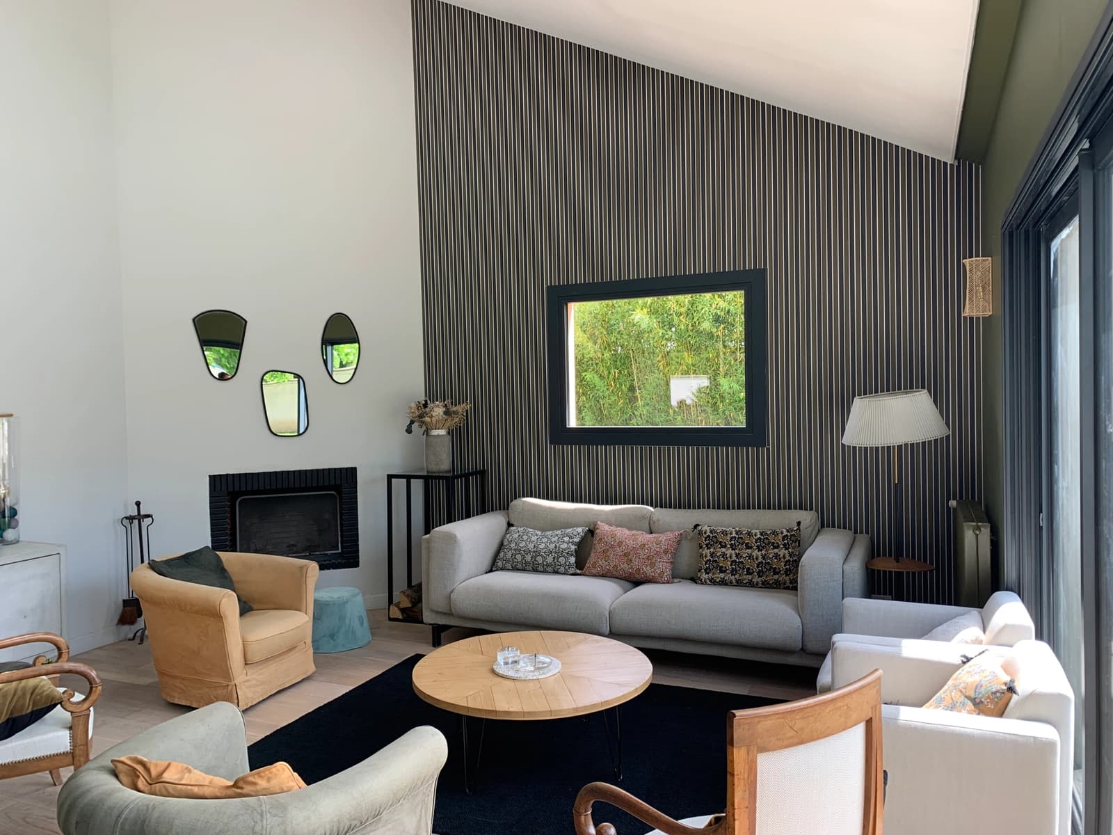 Salon dans Demeure paisible et baignée d'une douce lumière - 1