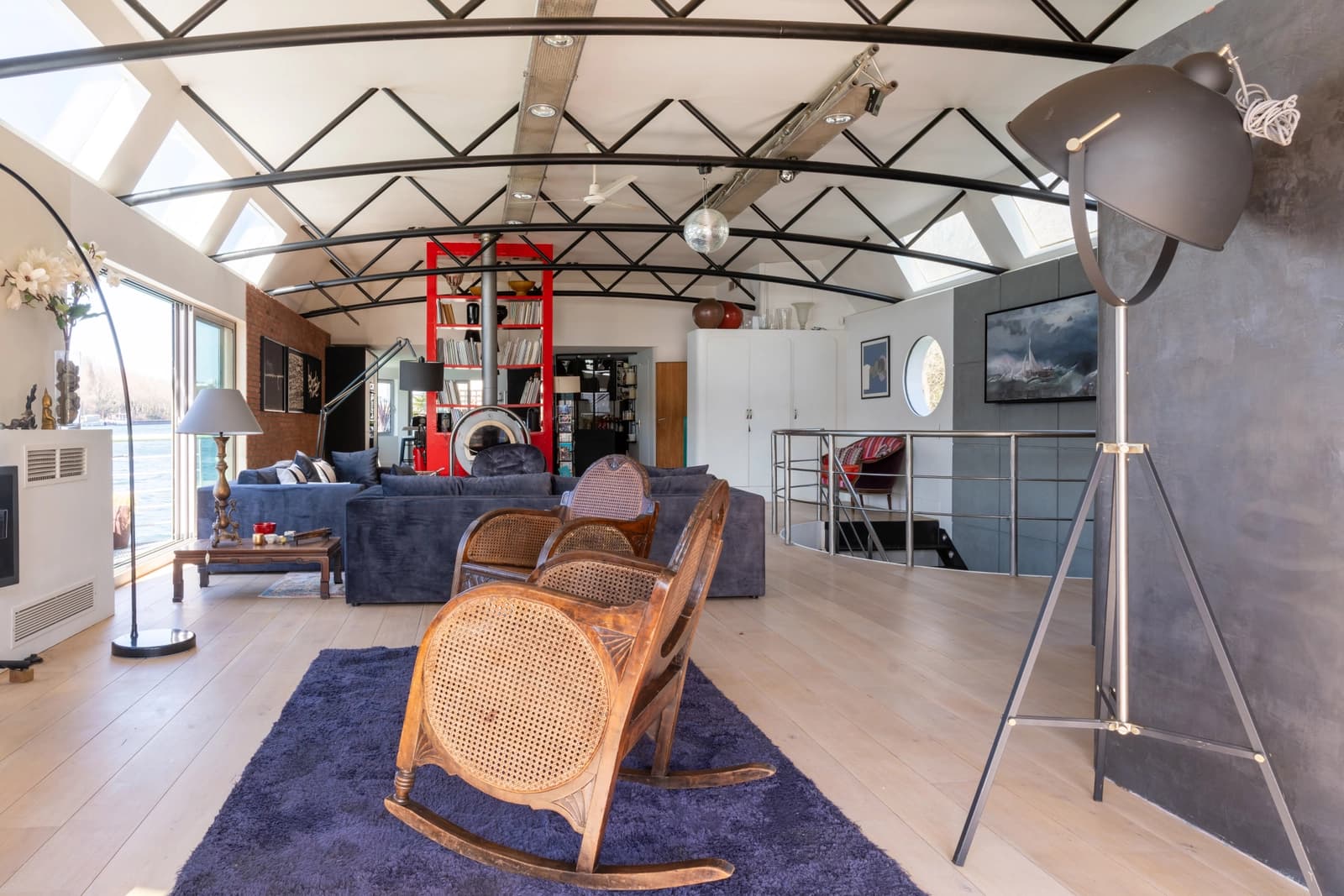 Salon dans Loft sur l'eau, une expérience de vie insolite - 1