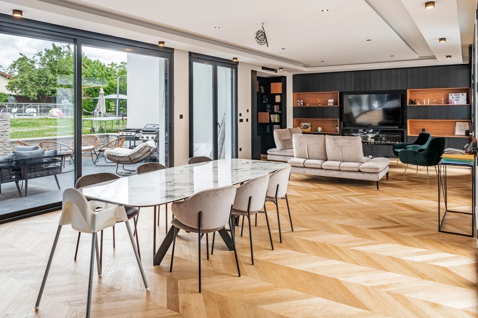 Salle de réunion dans Villa avec espace de jeux convivial et piscine - 1