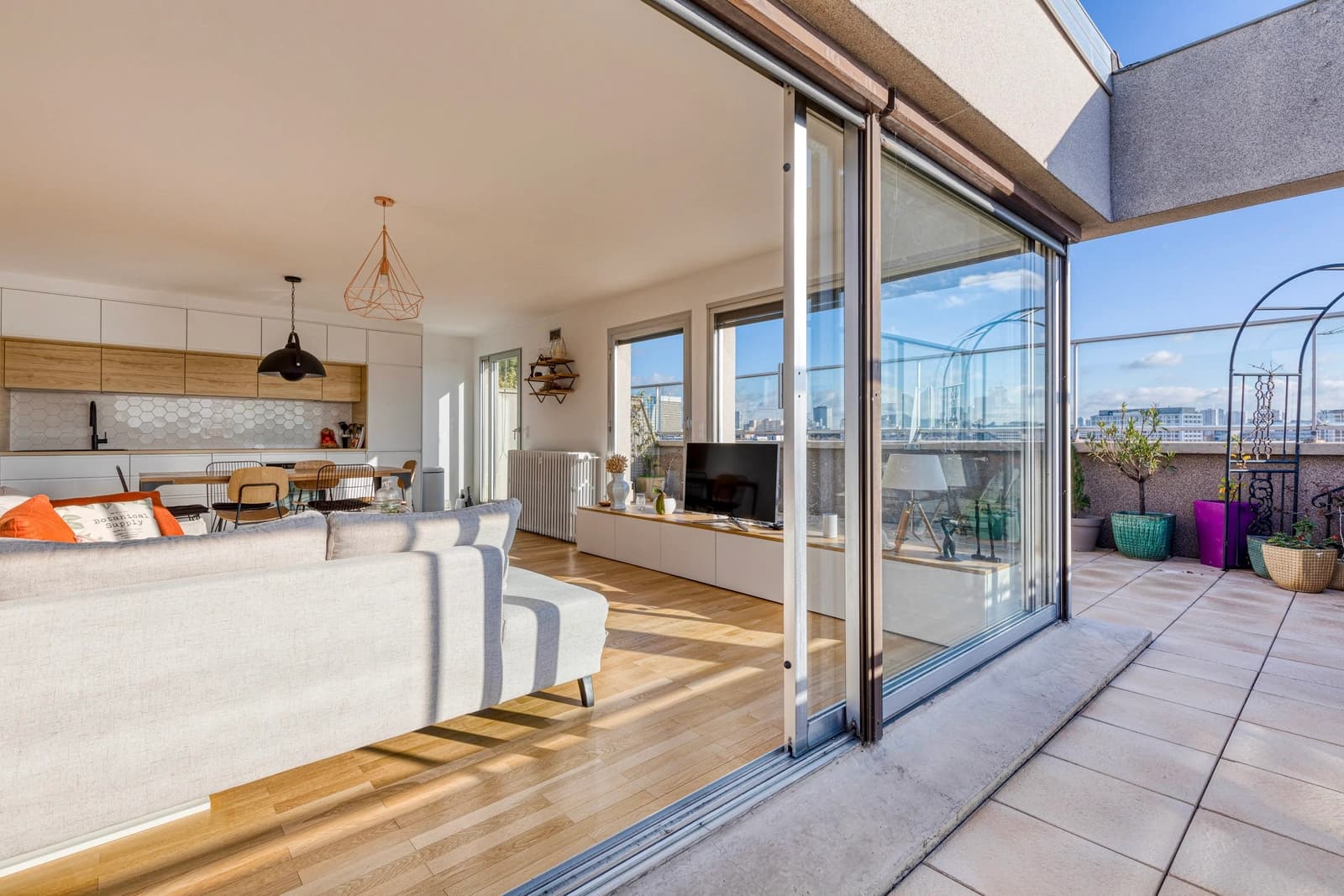 Space Bright top floor with panoramic rooftop - 3