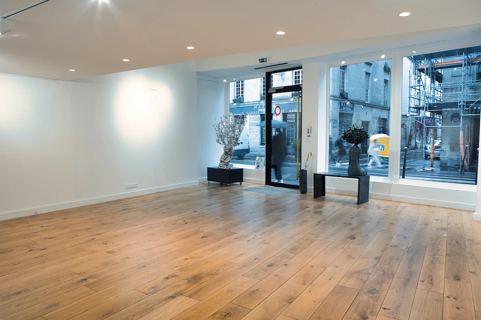 Galerie épurée et spacieuse