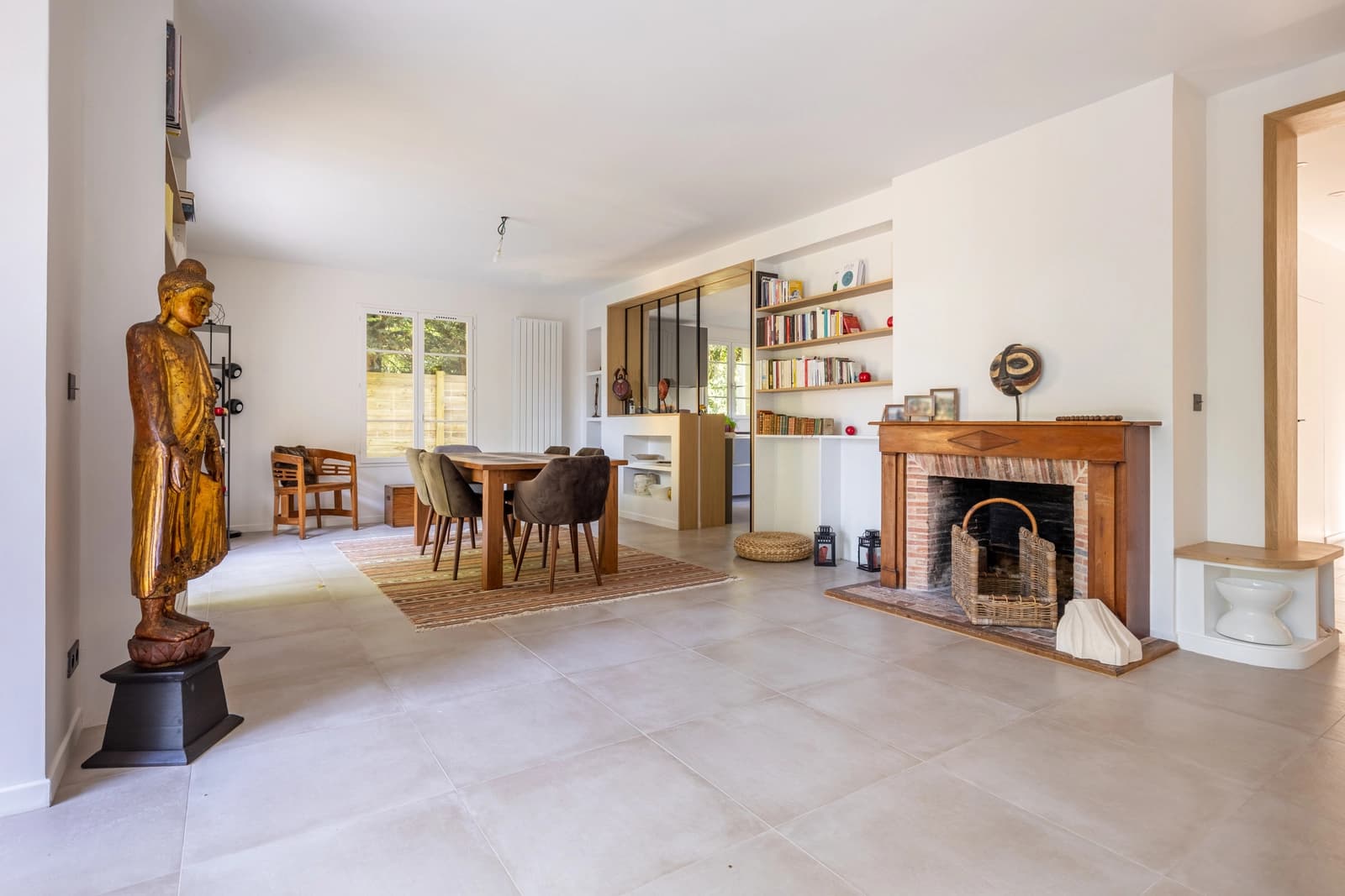 Living room in New single-storey architect-designed house on parkland - 1