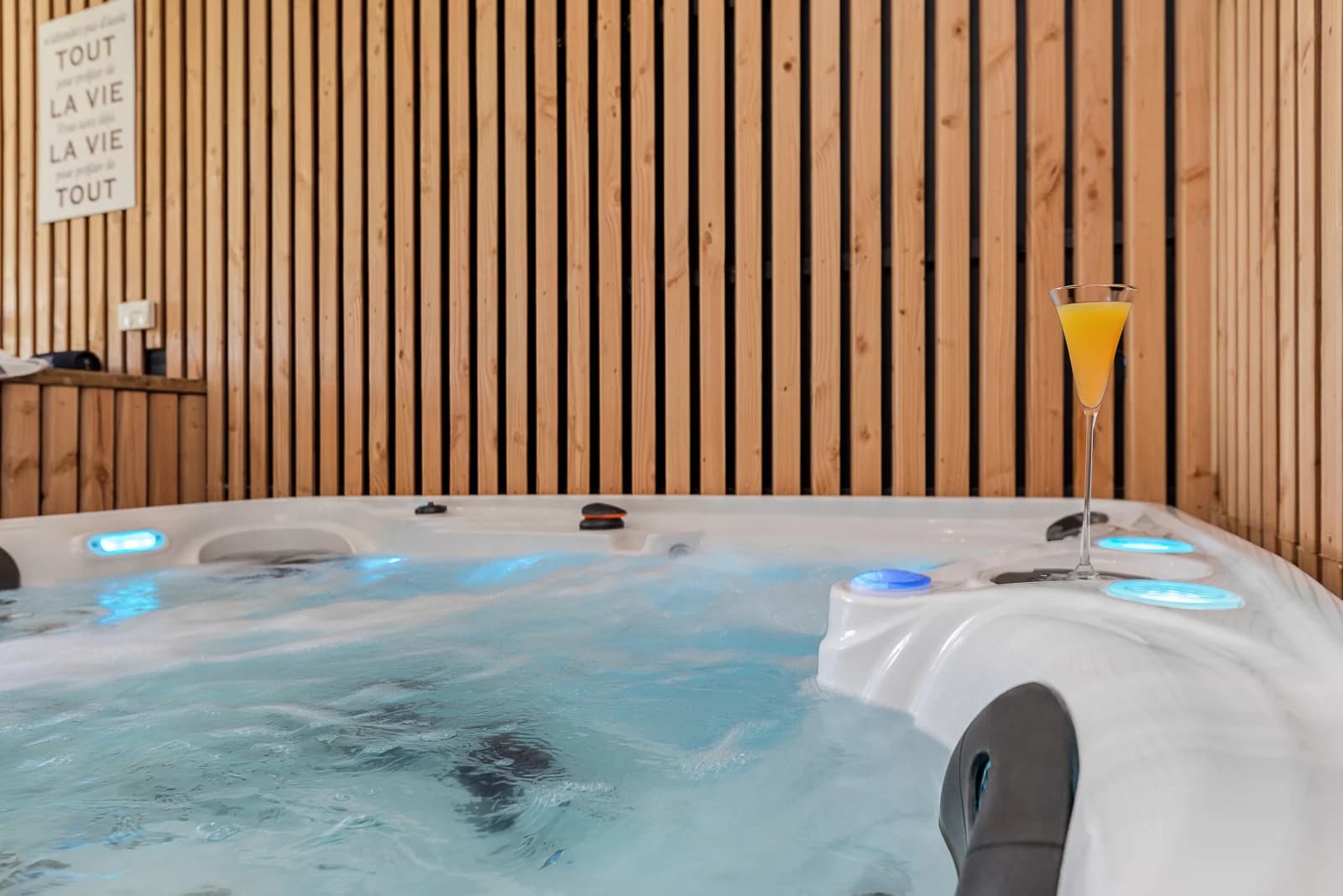 Espace Spa 150 m² avec appartement F2 attenant - 1