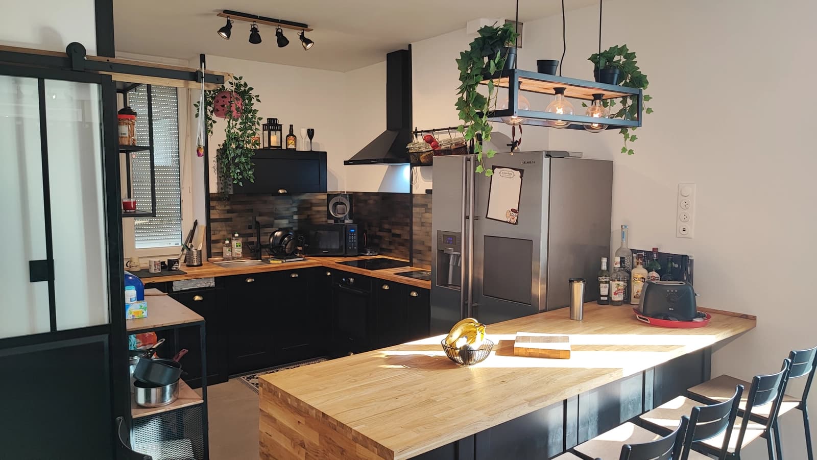 Cuisine dans Appartement convivial avec un grand bar central - 1