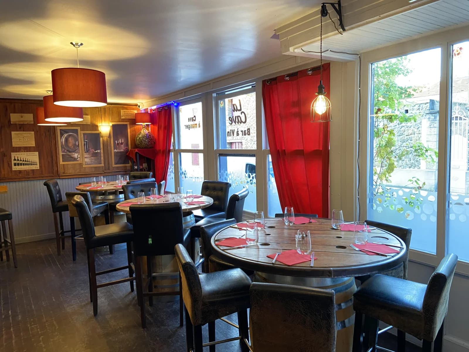Restaurant et bar à vin convivial avec terrasse animée