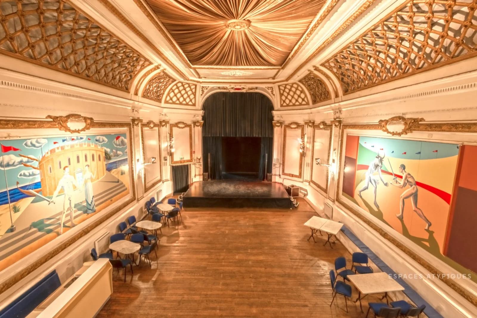Salon dans Béziers: théâtre historique (1898), un lieu chargé d'art - 1