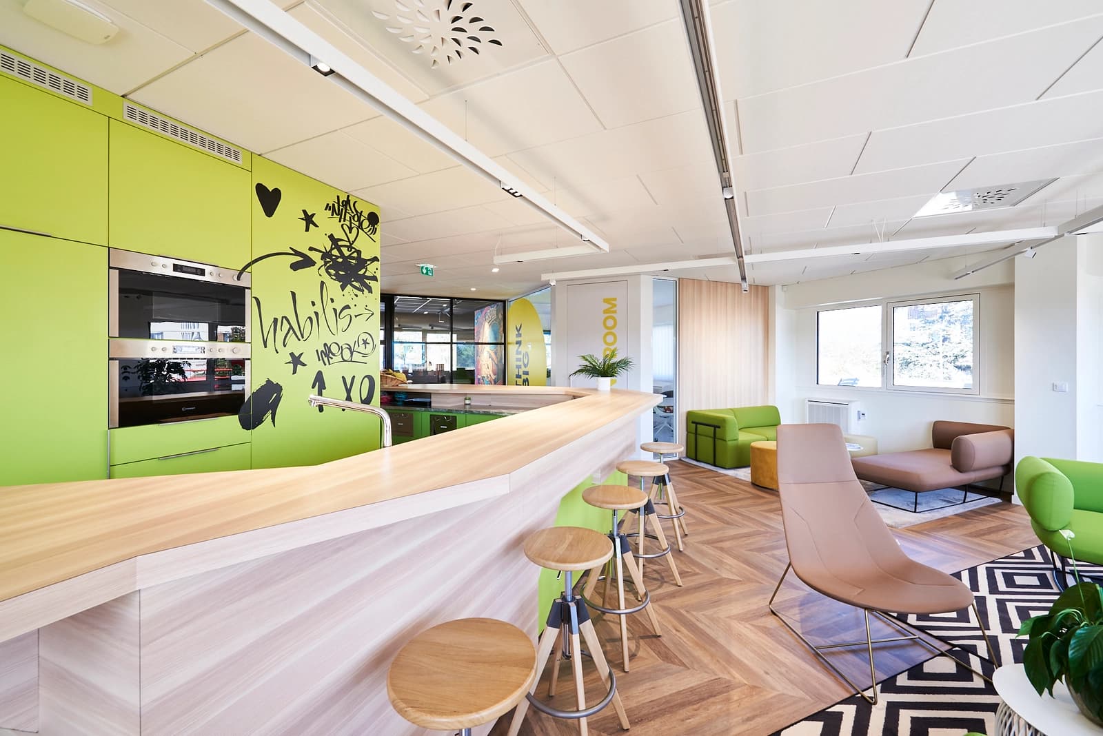 Meeting room in Incredible offices with lots of space! - 1