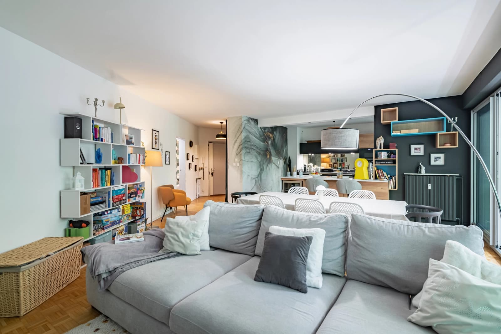 Salon dans Logement offrant une perspective apaisante sur un parc - 0