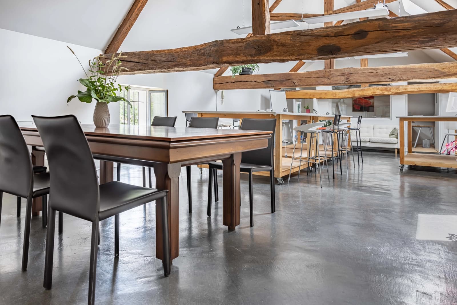 Vaste espace convivial et lumineux pour vos projets