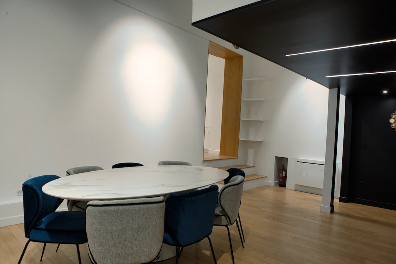Space  Spacious, uncluttered gallery - 3