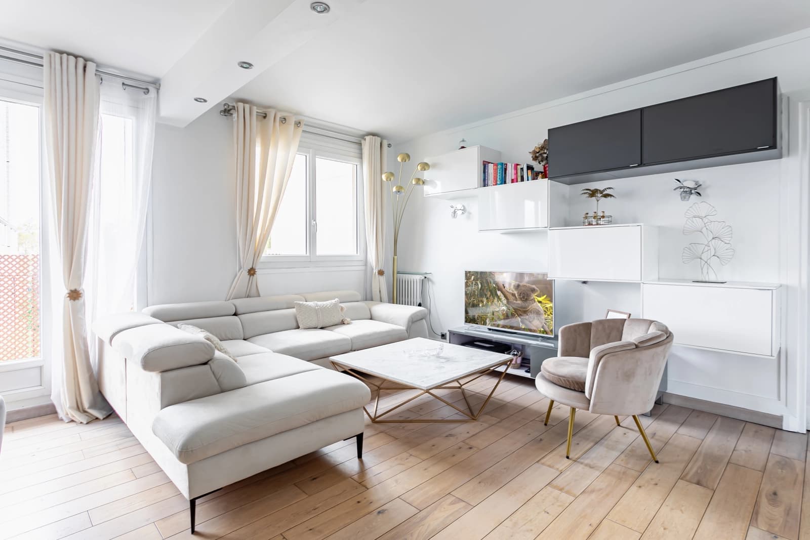 Space Beautiful, bright, uncluttered apartment - 2