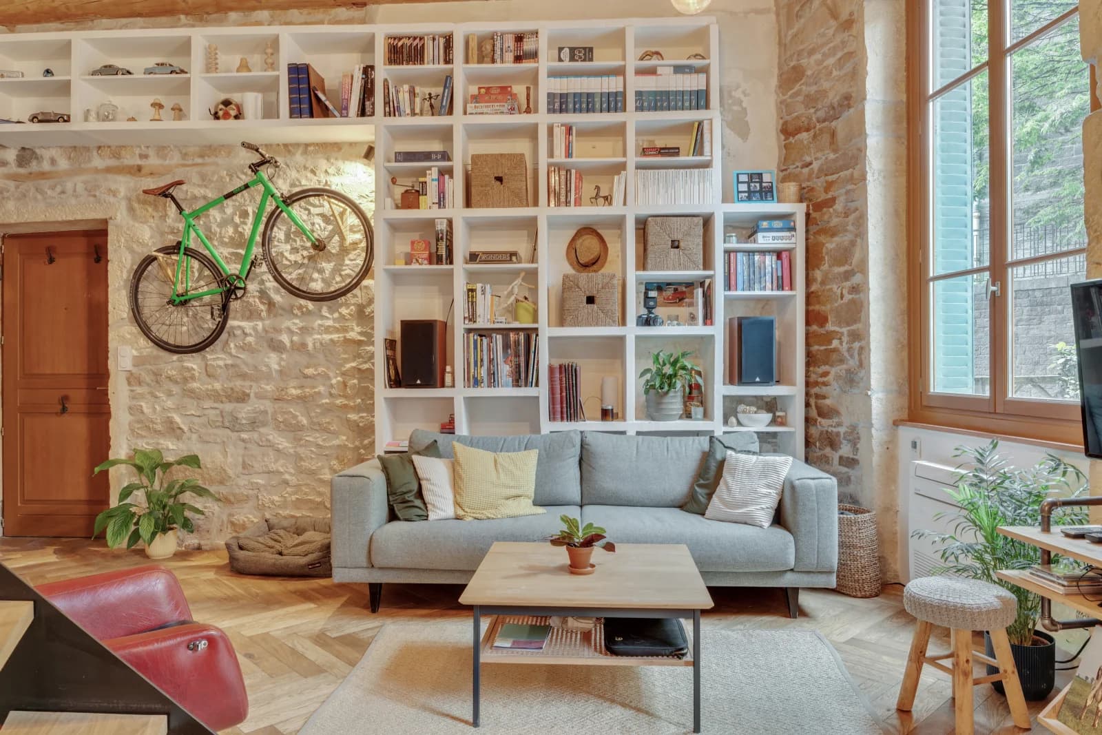 Salon dans Lyon: appartement Canut à l'ambiance d'atelier d'artiste - 1