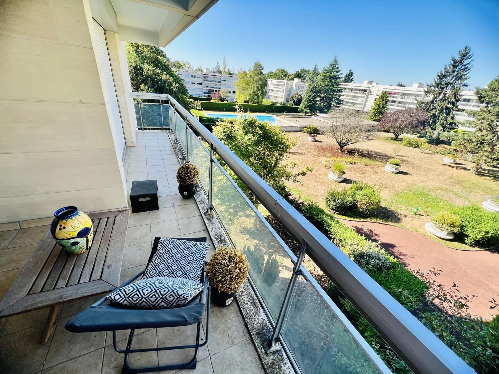 Espace Superbe appartement exposé sud avec vue sur la piscine - 4
