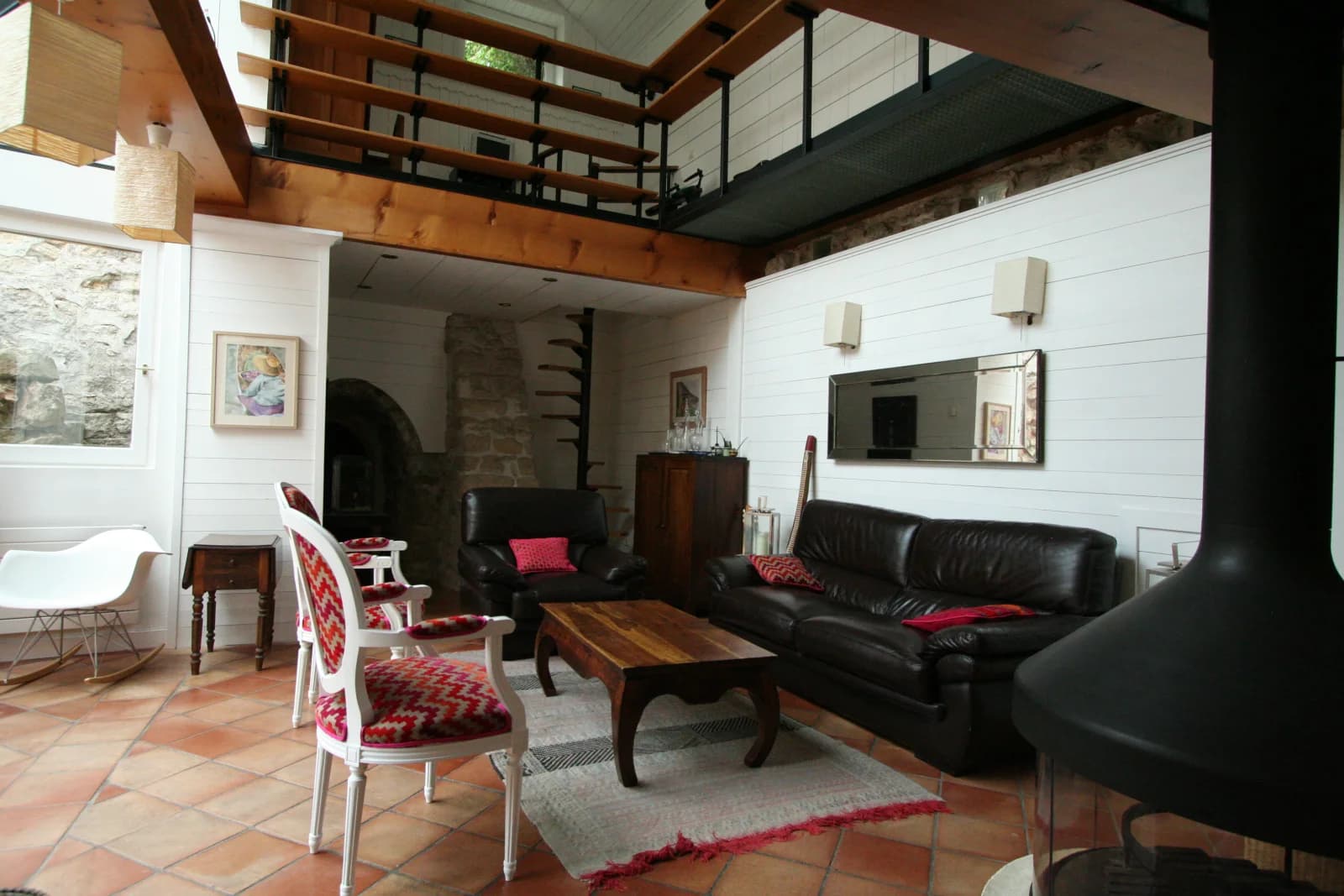 Living room in Large, quiet house with outdoor pool - 1