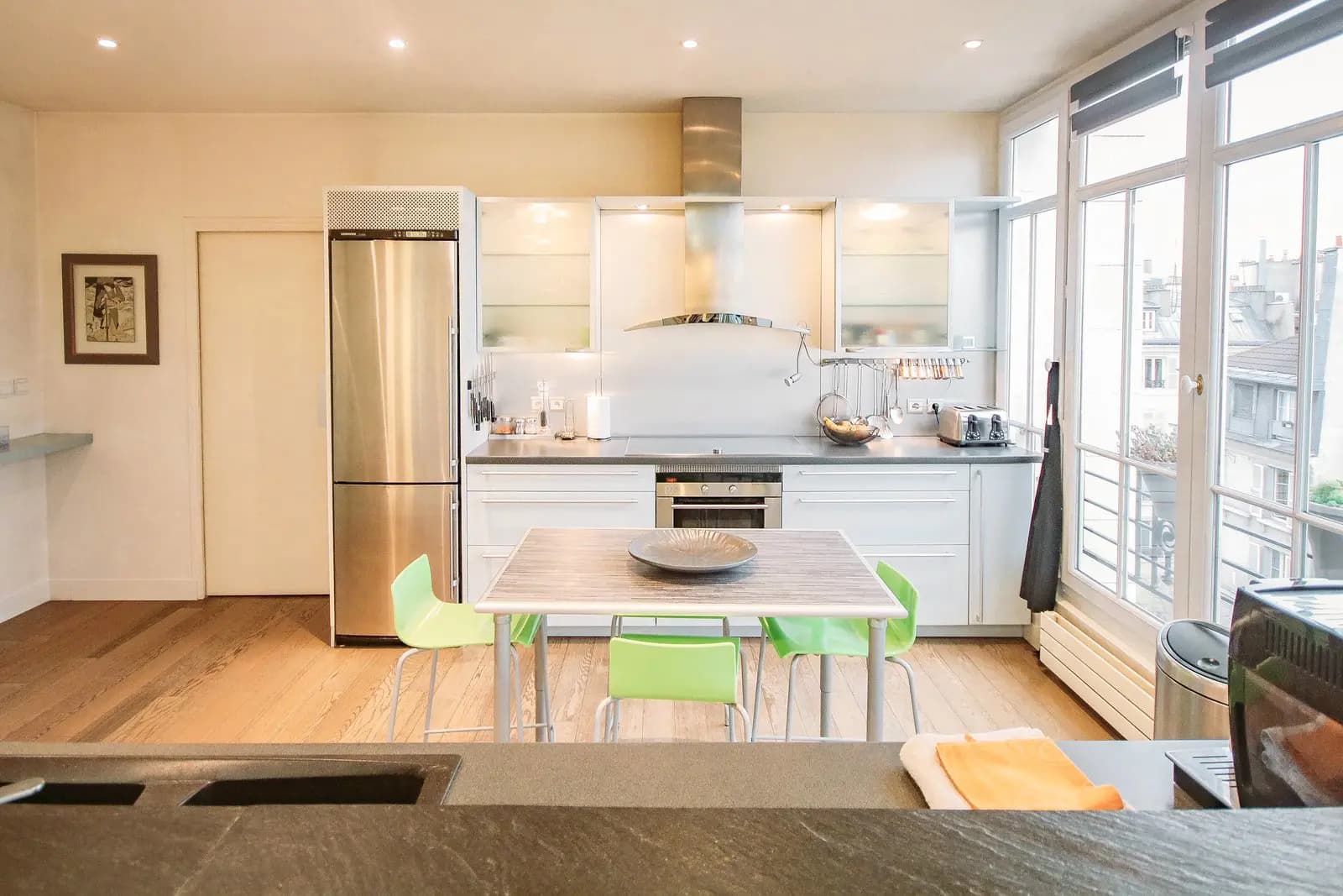 Cuisine dans Grand loft de caractère en plein coeur du Marais - 1