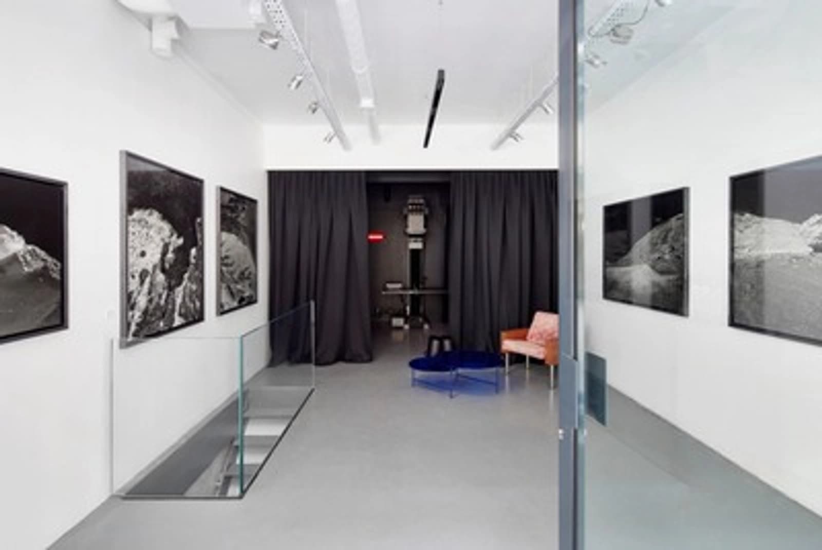 Salon dans Marais: chambre noire et galerie d'art contemporain - 1