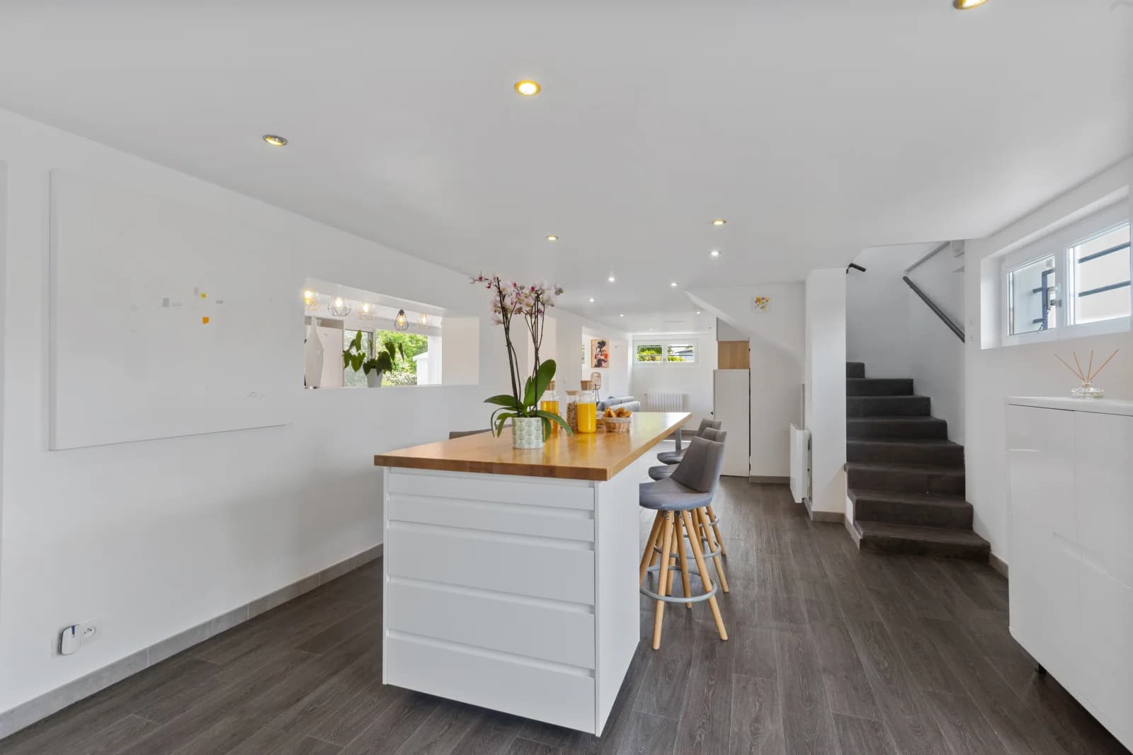 Meeting room in first floor of a spacious house with swimming pool - 1