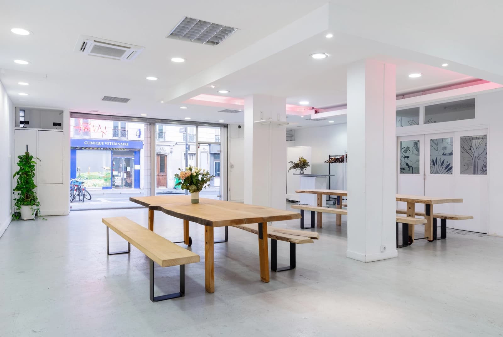 Espace au design épuré, baigné de lumière naturelle