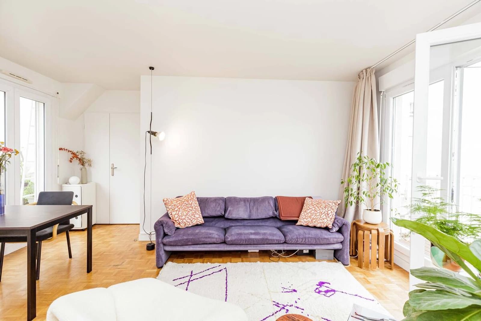 Salon dans Loft design avec terrasses au coeur de Paris - 1