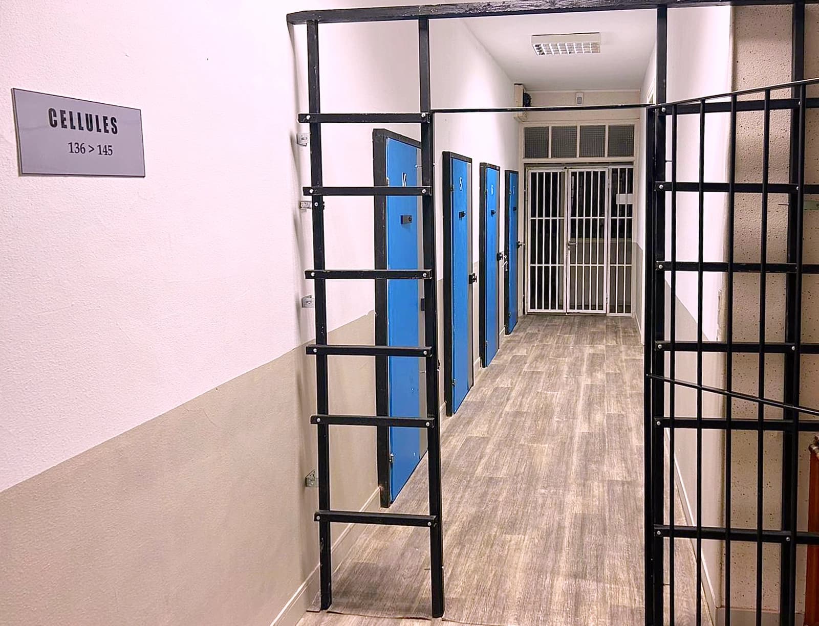 Décor prison/cellule à 1h de Paris