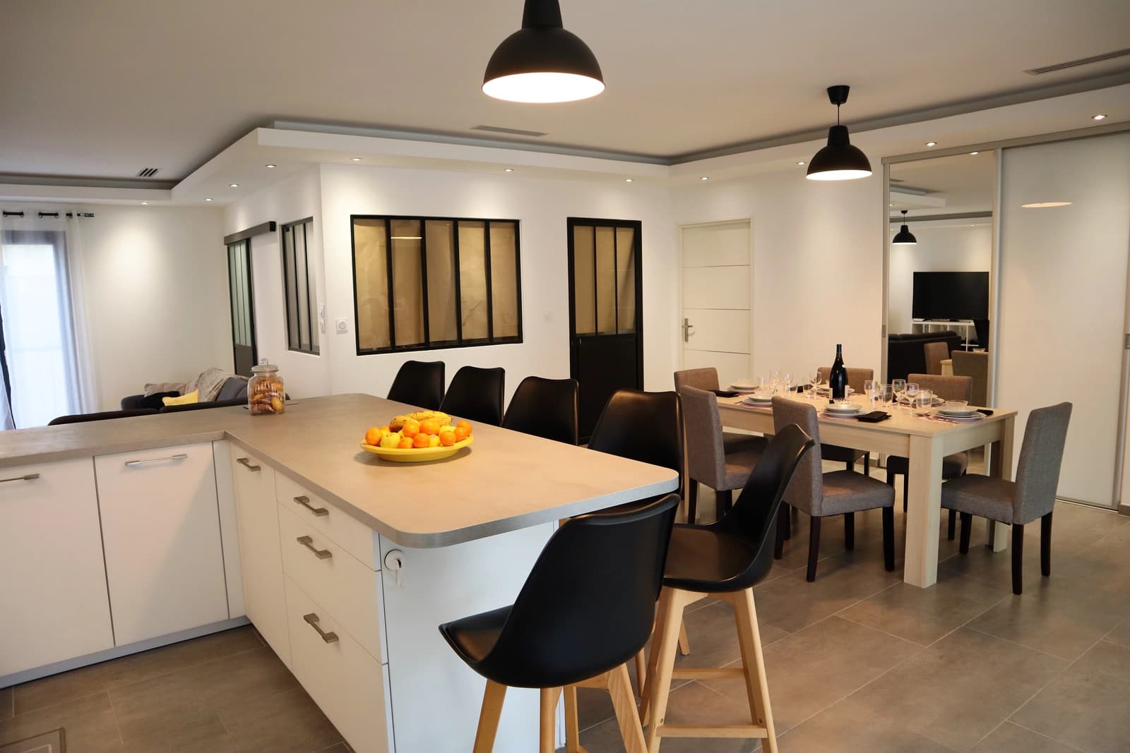 Meeting room in New house with large living room - 1