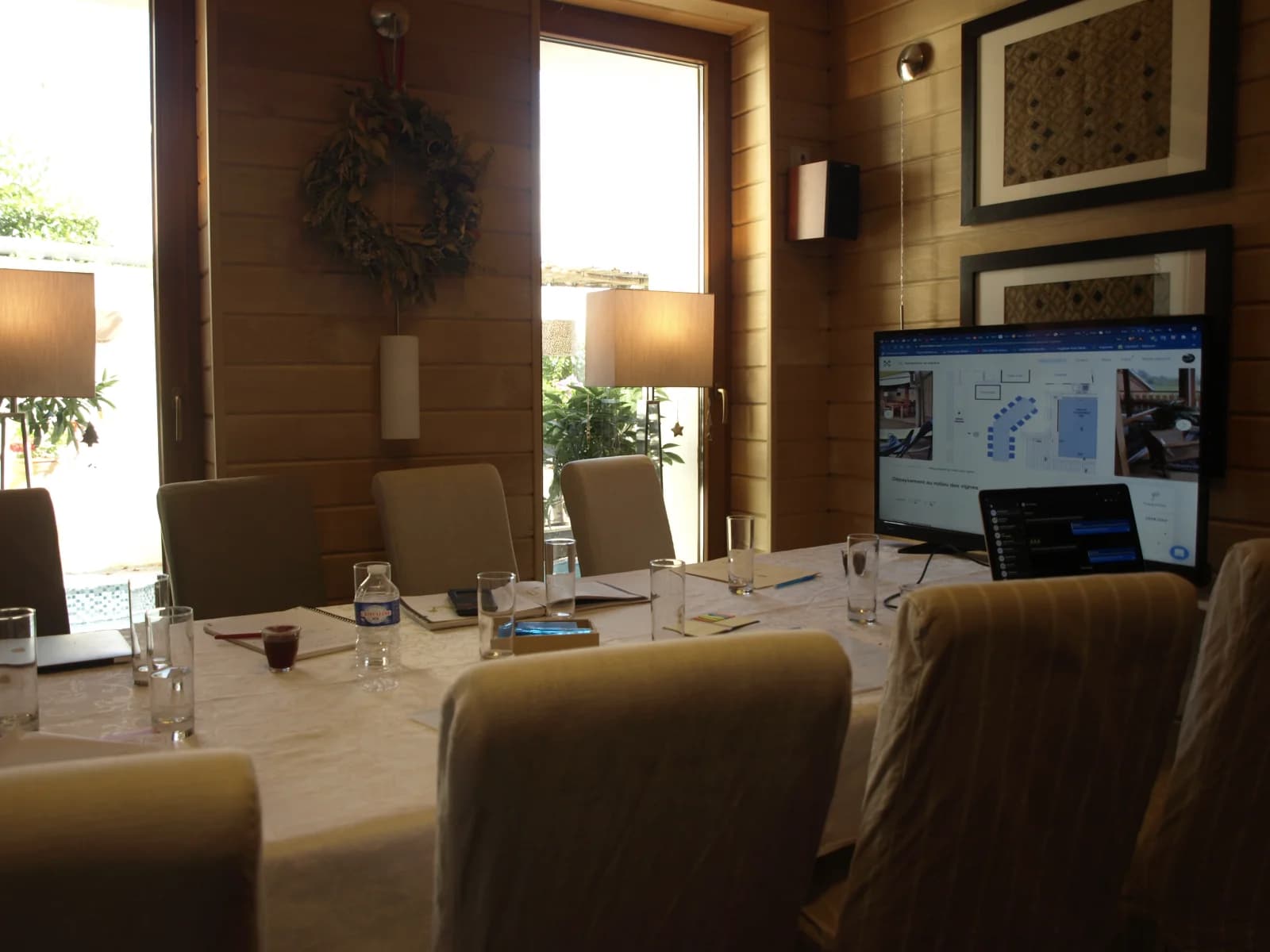 Meeting room in A change of scenery among the vines - 1