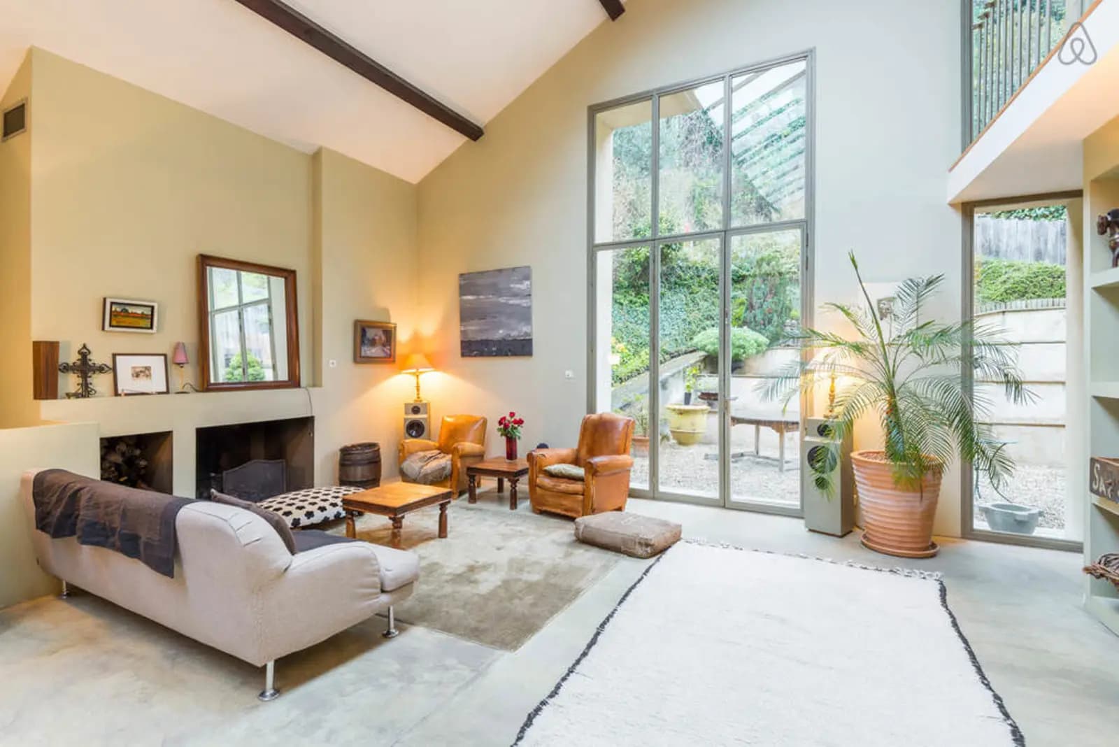 Living room in Spacious loft with garden in the heart of Vieux Lyon - 1