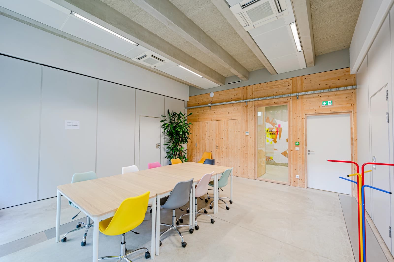 Meeting room in Spacious, modern hangout - 1